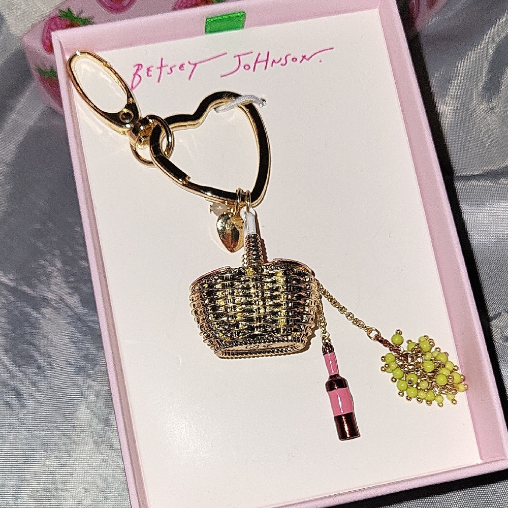 Betsey Johnson Picnic Basket Charm Keychain with Wine Bottle Grapes Ty tL